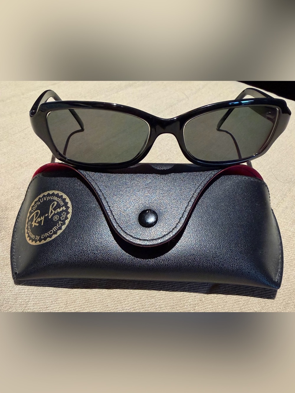 Ray.Ban Black Women’s Sunglass frame with Case - Classic Style